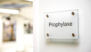Türschild mit der Aufschrift Prophylaxe in einer Zahnarztpraxis. @ 